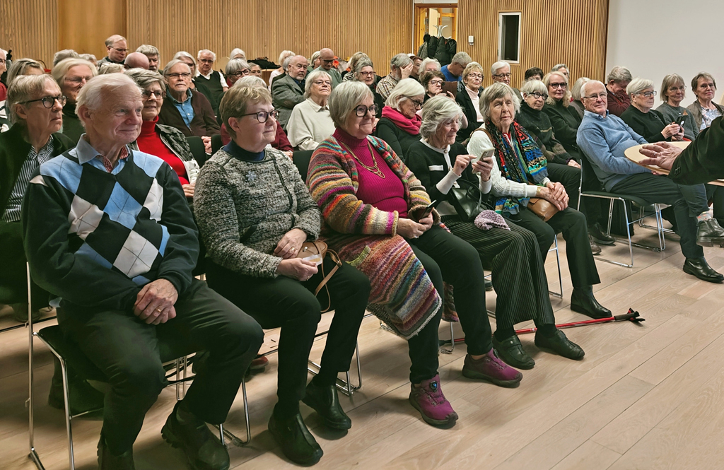 Förväntansfulla medlemmar under 2024 års konstutlottning på Stadsbiblioteket i Linköping