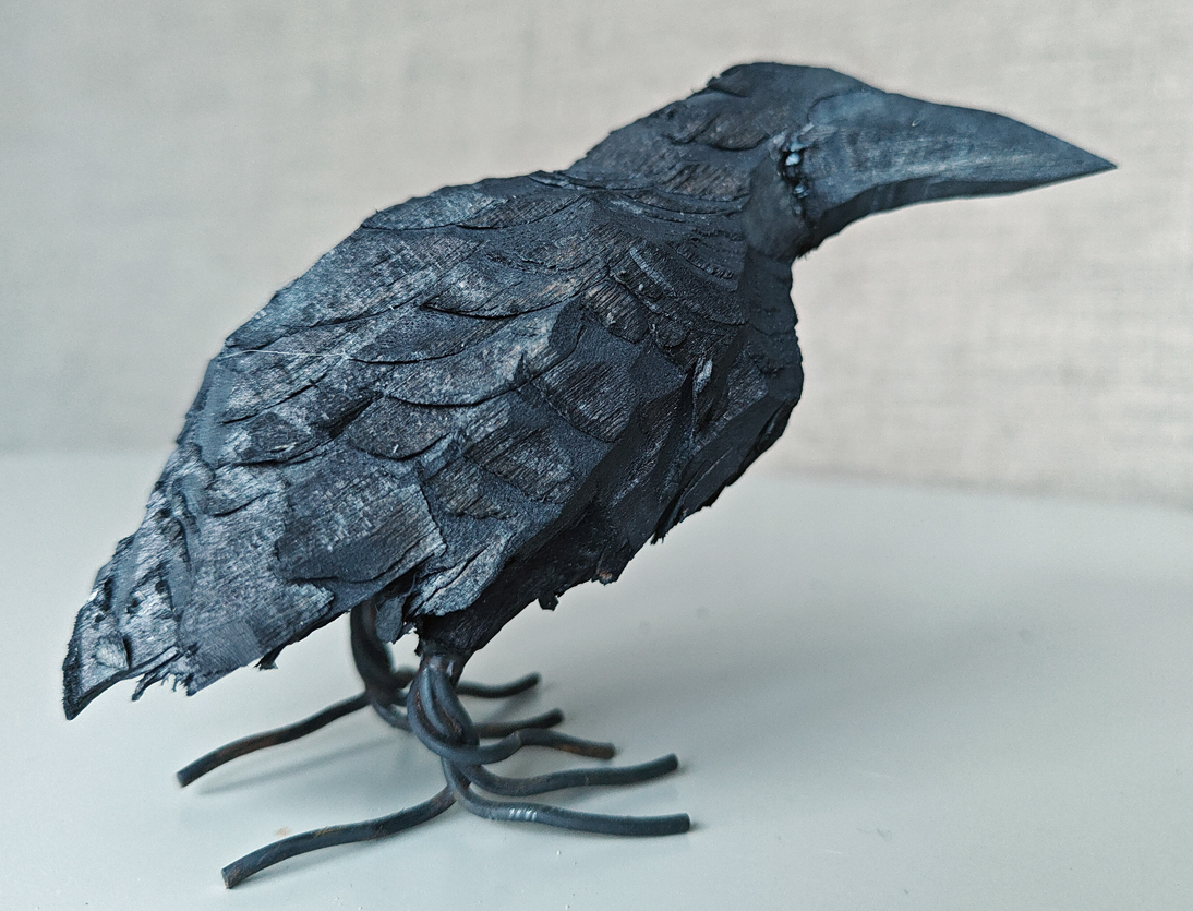 8. Kråka, träslulptur, Mikael Nilsson