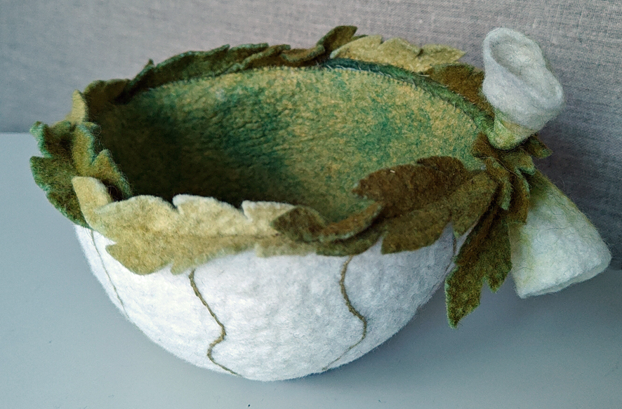 14. Skål, tovad ull med applikationer, Catarina Jansson Blomster